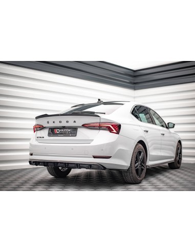 Lip trasero central Skoda Octavia Mk4 (Con barras verticales)