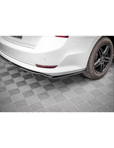 Lip trasero central Skoda Octavia Mk4 (Con barras verticales)